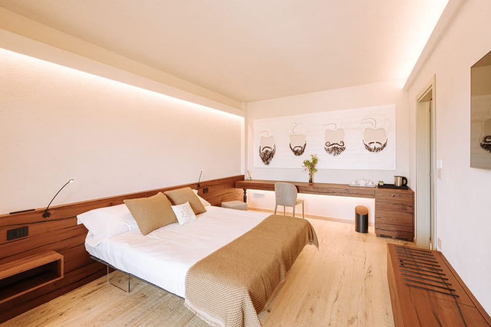 Premium bedding, down comforters, in-room safe, individually decorated