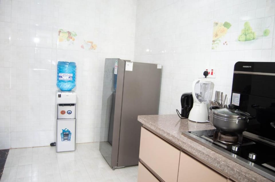 Deluxe Apartment | Private kitchen | Fridge, microwave