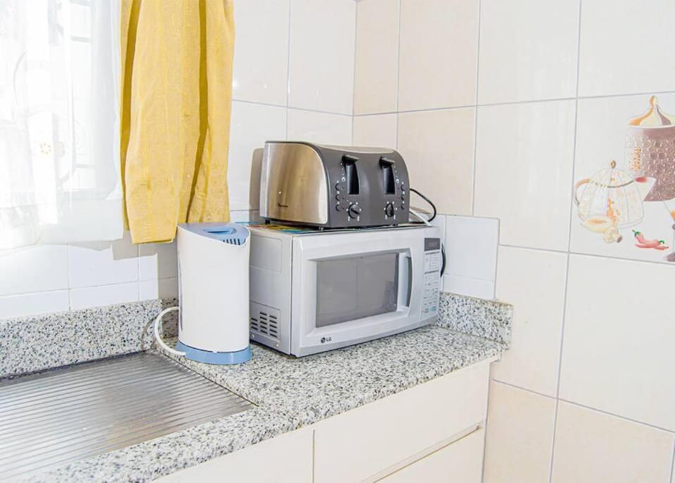 Deluxe Apartment | Private kitchen | Fridge, microwave, cookware/dishes/utensils