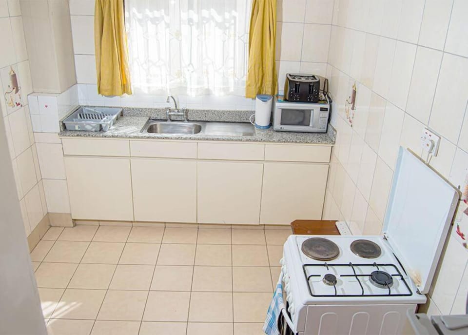 Deluxe Apartment | Private kitchen | Fridge, microwave, cookware/dishes/utensils