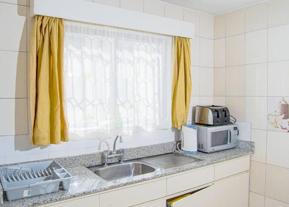 Deluxe Apartment | Private kitchen | Fridge, microwave, cookware/dishes/utensils