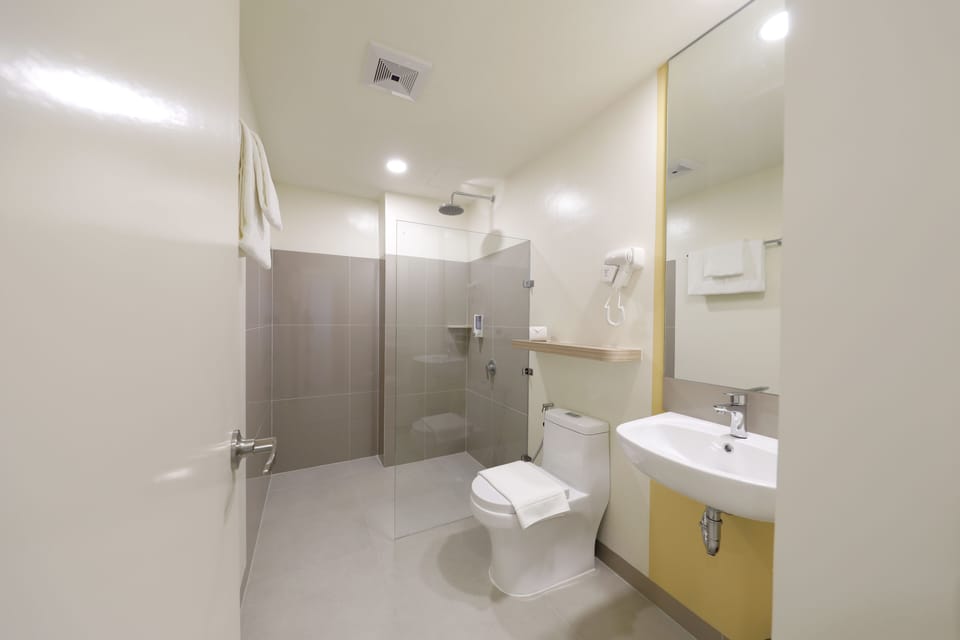 Triple Room | Bathroom | Shower, hair dryer, bidet, towels