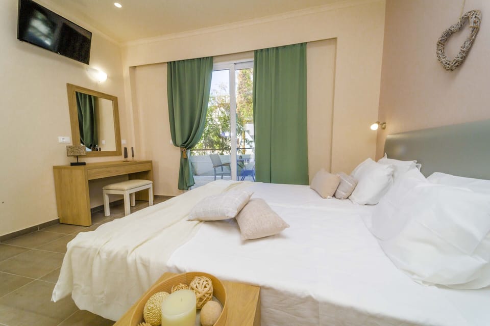 Deluxe Triple Room | Living area | Flat-screen TV