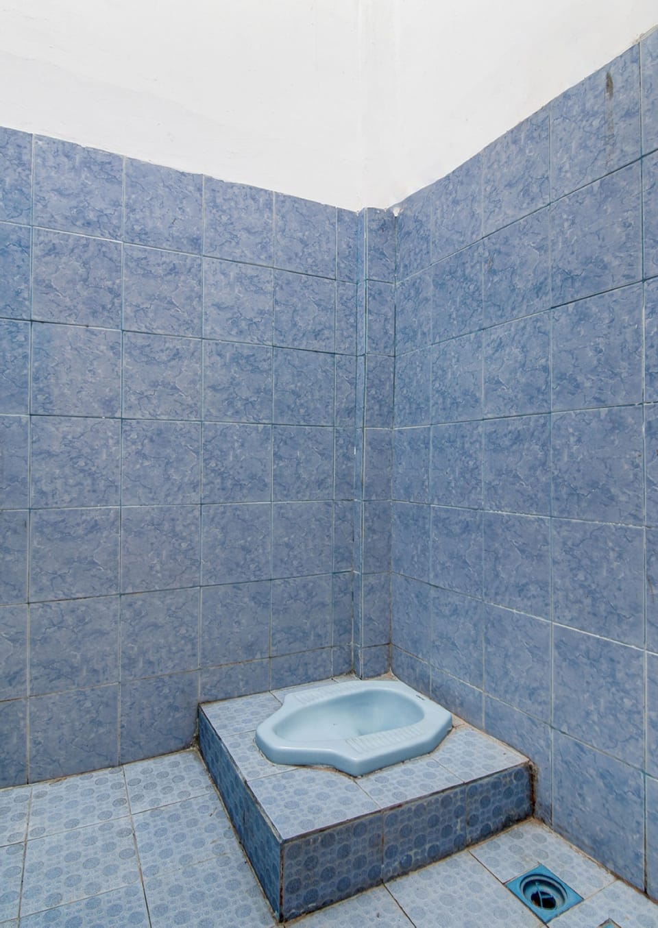 Economy Twin Room | Bathroom | Shower, towels