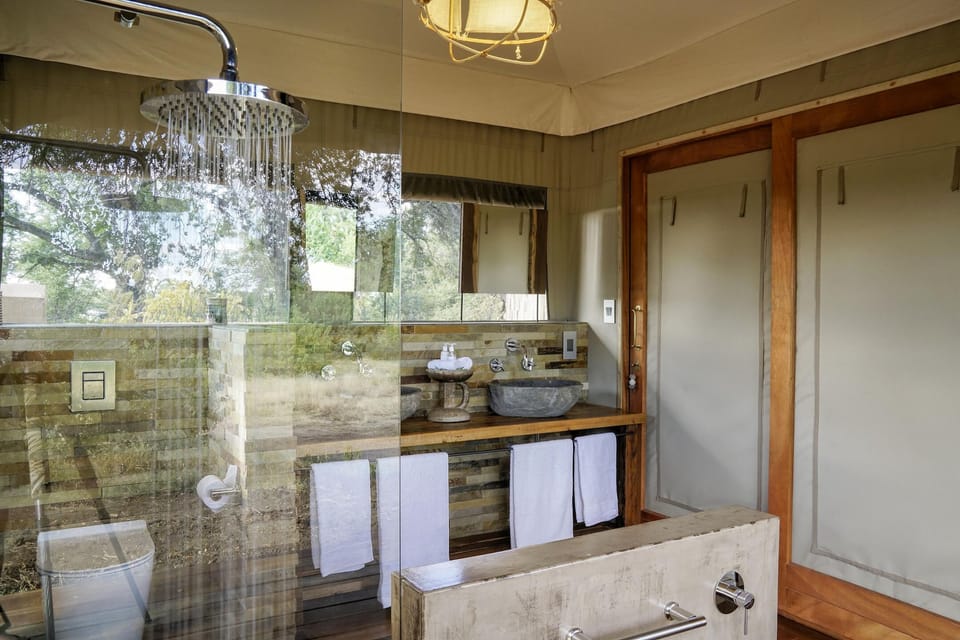Deluxe Tent | Bathroom | Towels, toilet paper
