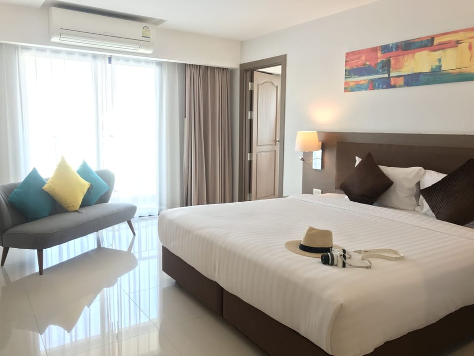 Family Jacuzzi Deluxe Sea View | Minibar, in-room safe, desk, iron/ironing board