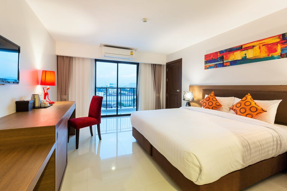 Deluxe King Room | Minibar, in-room safe, desk, iron/ironing board