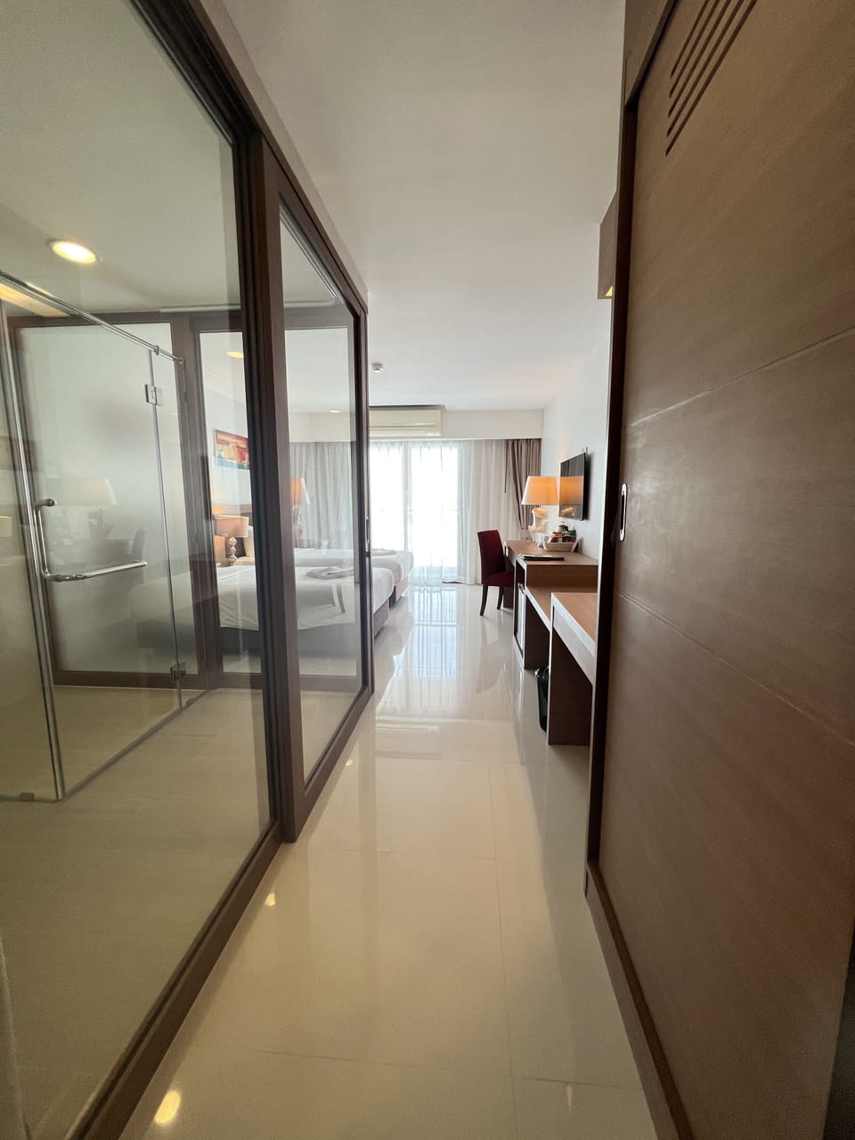 Premier Deluxe Room | Minibar, in-room safe, desk, iron/ironing board