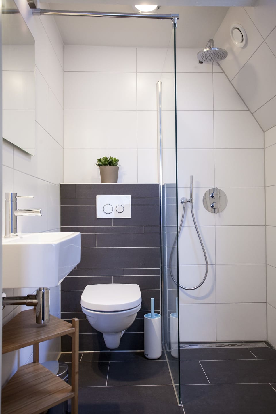Double Room | Bathroom | Shower, rainfall showerhead, free toiletries, hair dryer