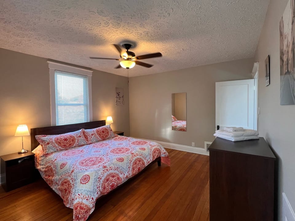 Room 2- King Bed