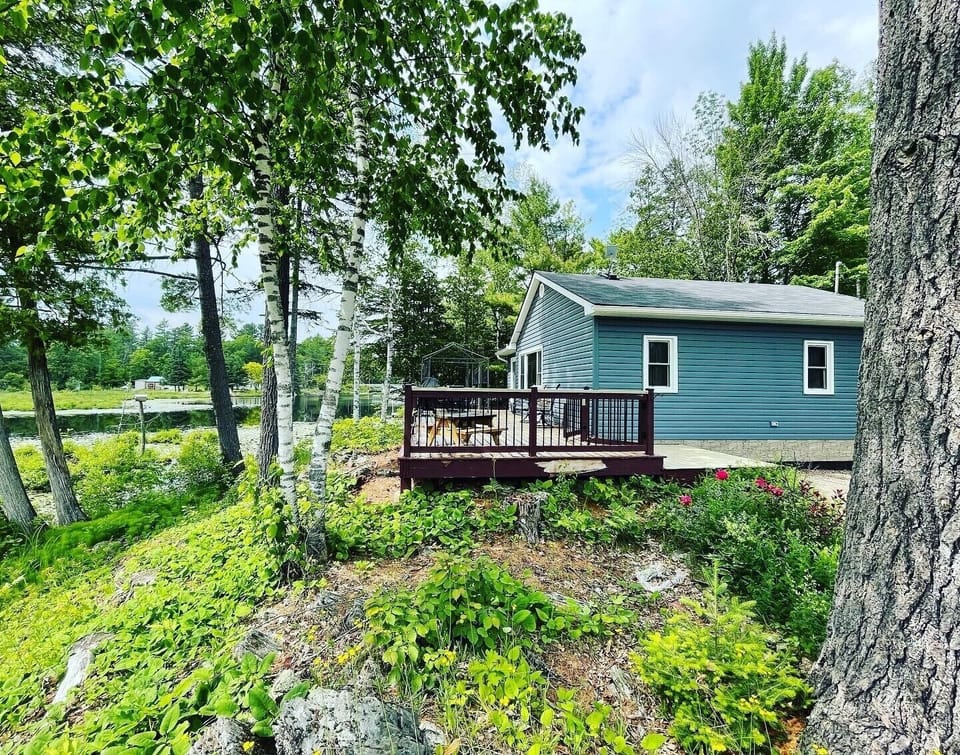 Frontage overlooking the river, 40-foot deck