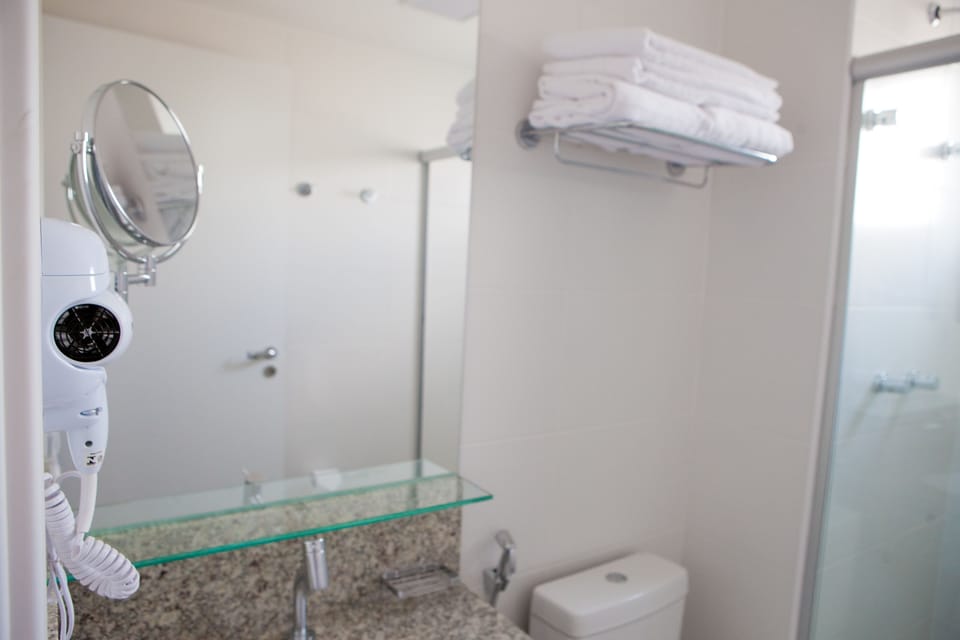 Premium Casal - 1 Cama Queen | Bathroom | Shower, hair dryer, towels