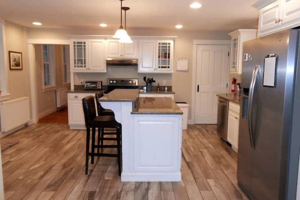 Large kitchen with breakfast bar