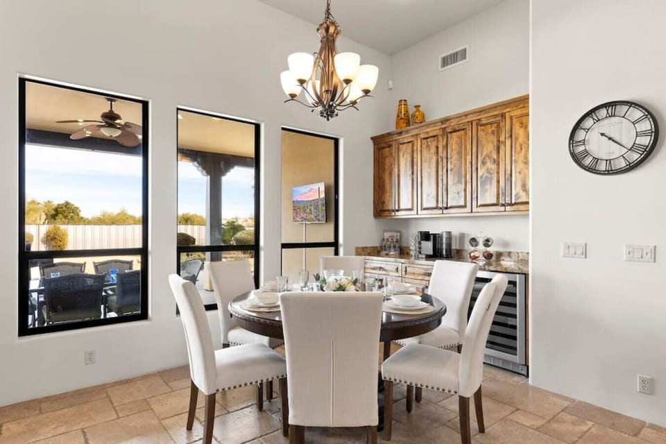 Dining area for six people and small wet bar