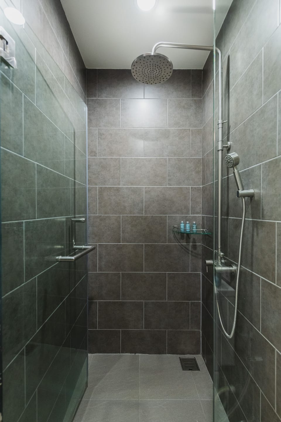 Shower, rainfall showerhead, free toiletries, hair dryer