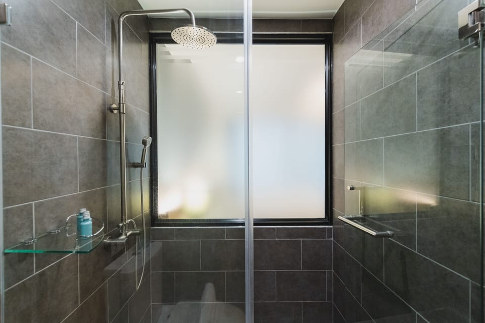 Shower, rainfall showerhead, free toiletries, hair dryer