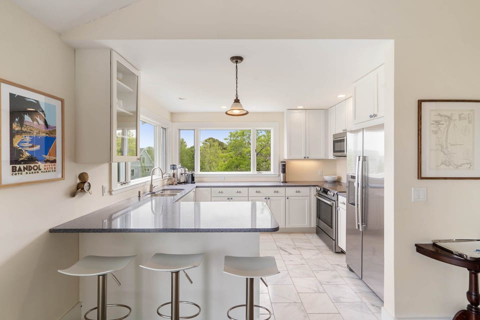Fully equipped and newly remodeled kitchen 