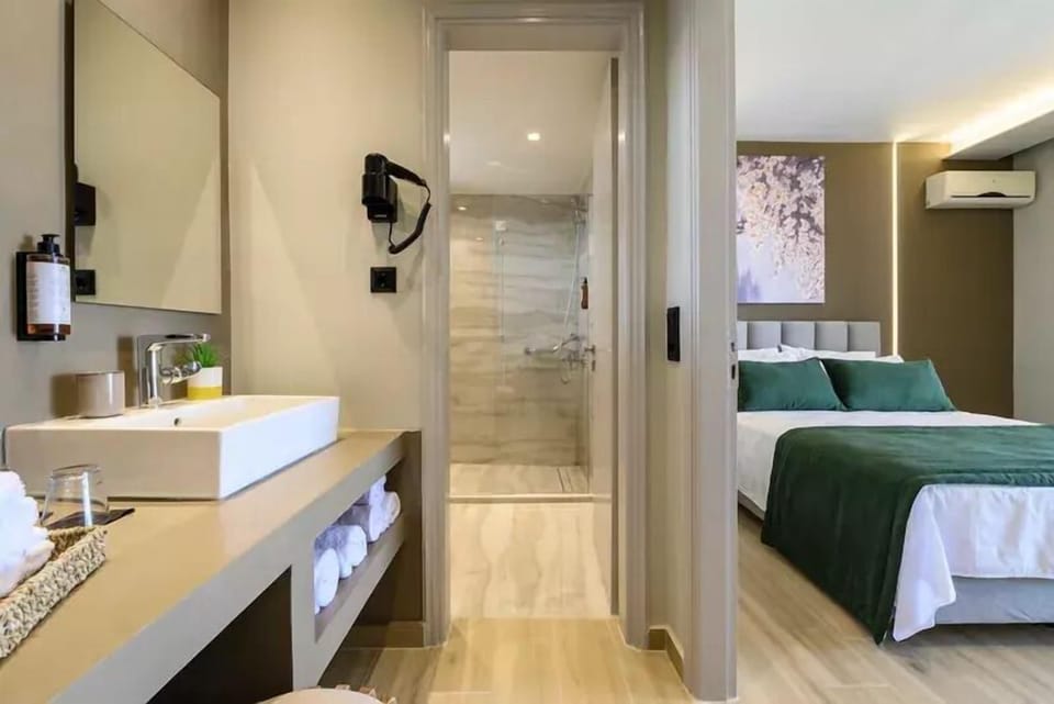 Shower, rainfall showerhead, free toiletries, hair dryer