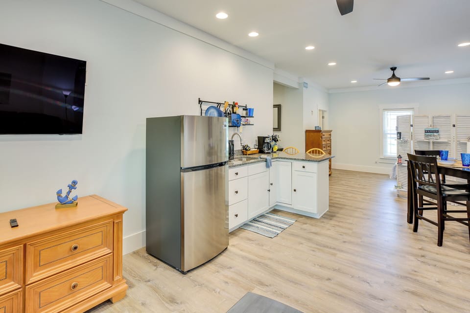 Kitchenette | Refrigerator | Cooking Basics | Coffee Maker | Microwave