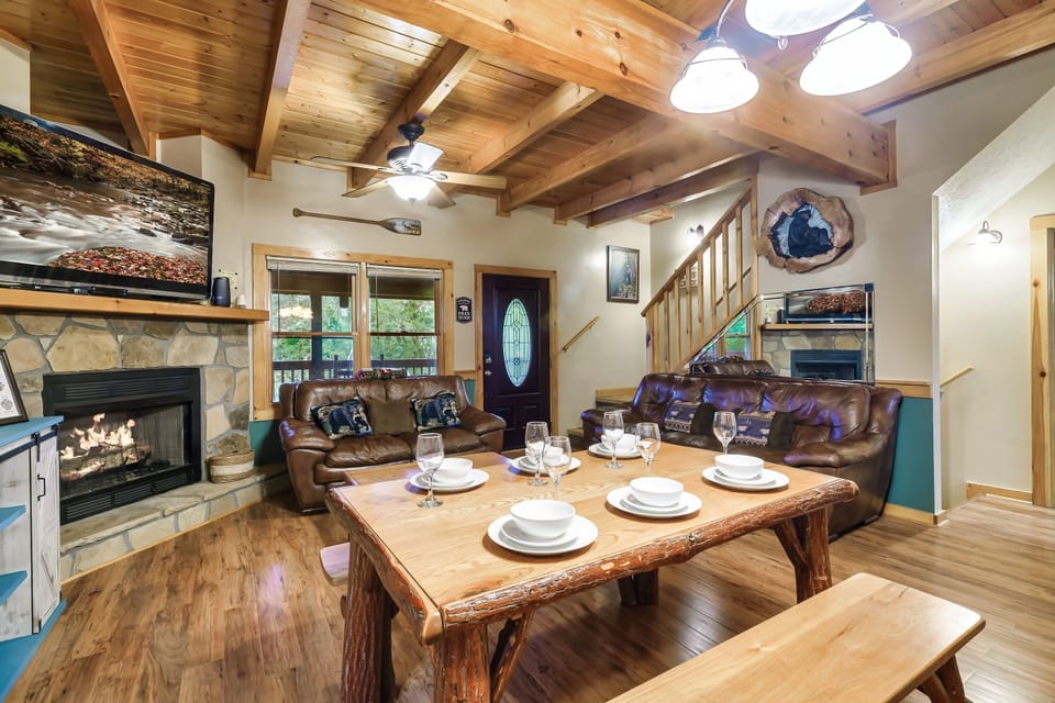 Warm, cozy room: Wooden accents, fireplace, lasting memories!