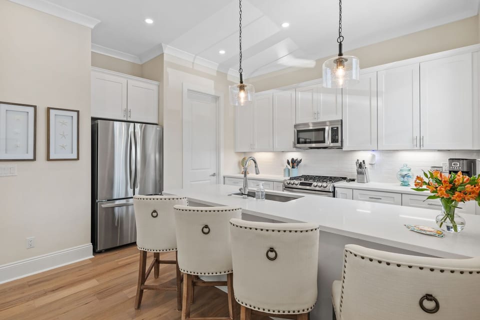 Enjoy casual dining and casual conversations at the kitchen counter.