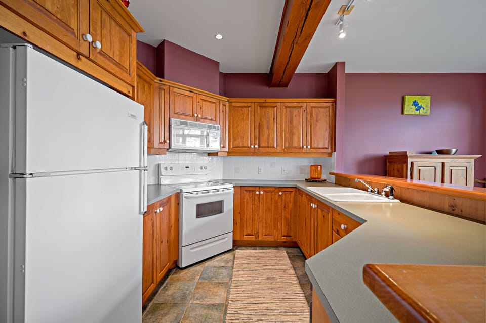 Chalumeau 182-02 | Private kitchen | Full-size fridge, microwave, oven, stovetop