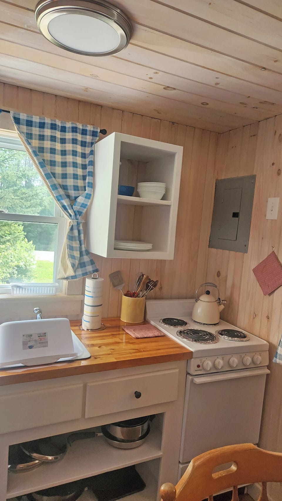 Fully equipped kitchen with 4 burner electric stove and small oven
