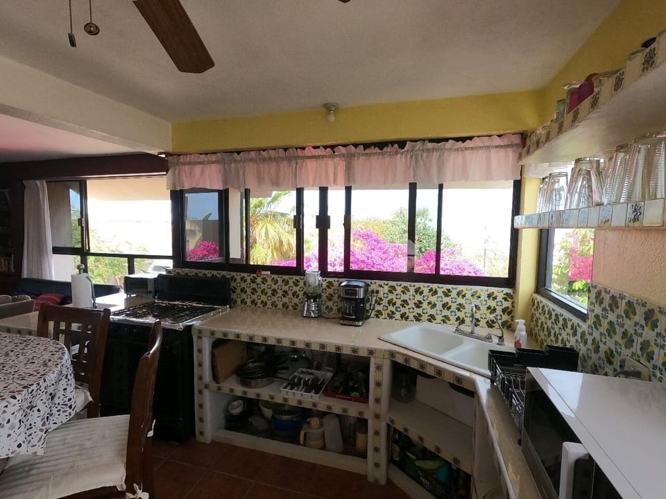 Cocina completamente equipada y con vista al mar