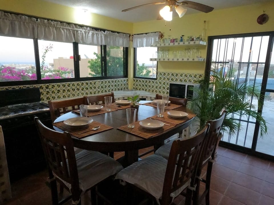 Comedor con vista al mar y la salida a la terraza también para comer y disfrutar