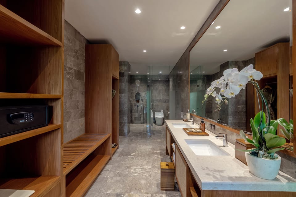Separate tub and shower, deep soaking tub, rainfall showerhead
