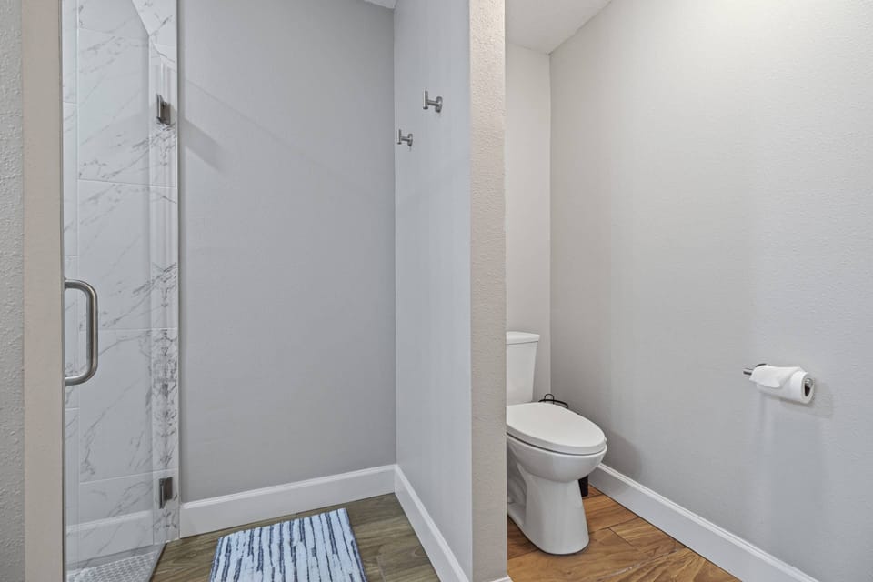Master Bathroom w/Walk-in Shower