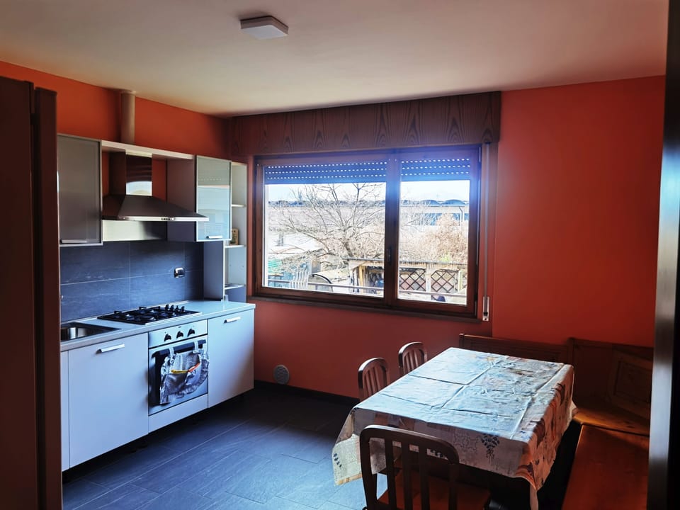 Full-size fridge, oven, stovetop, dishwasher