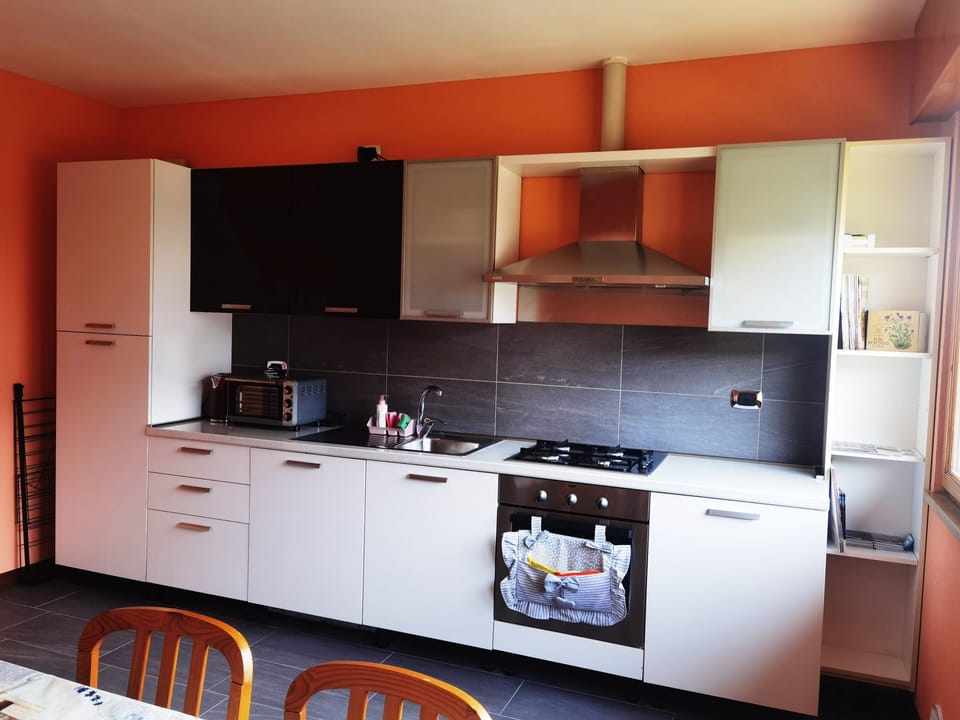 Full-size fridge, oven, stovetop, dishwasher
