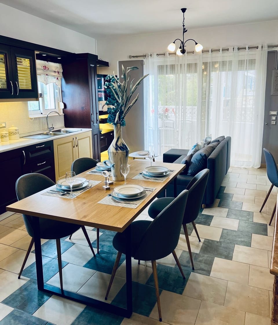Open plan lounge, dining and kitchen