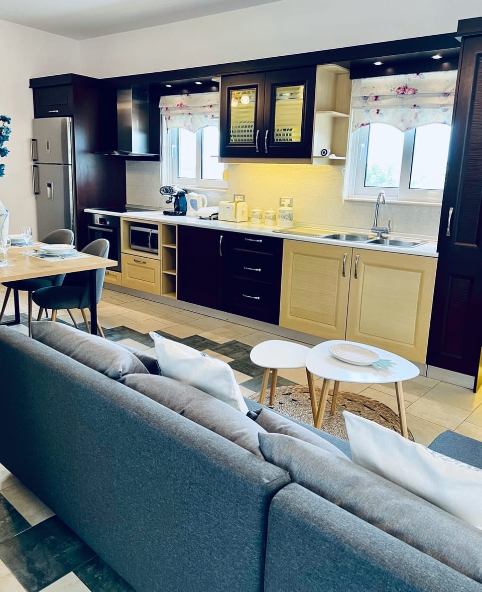 Open plan lounge, dining and kitchen