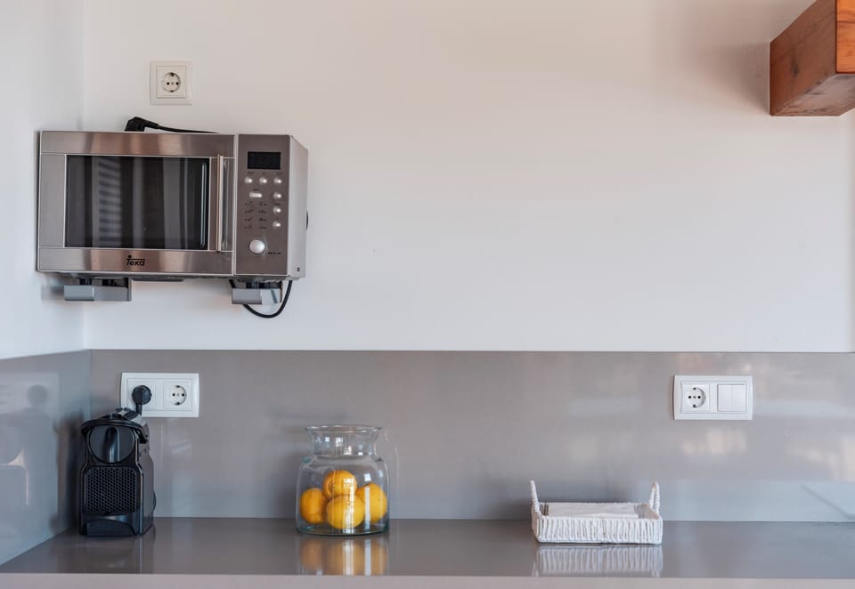 Detalles de cocina: cafetera, microondas y decoración
