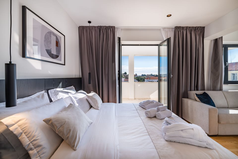 Deluxe Room | 1 bedroom, minibar, in-room safe, desk