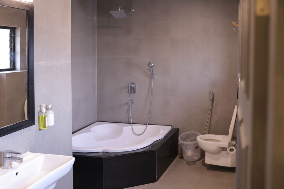 Business Studio | Bathroom | Shower, free toiletries, towels, soap