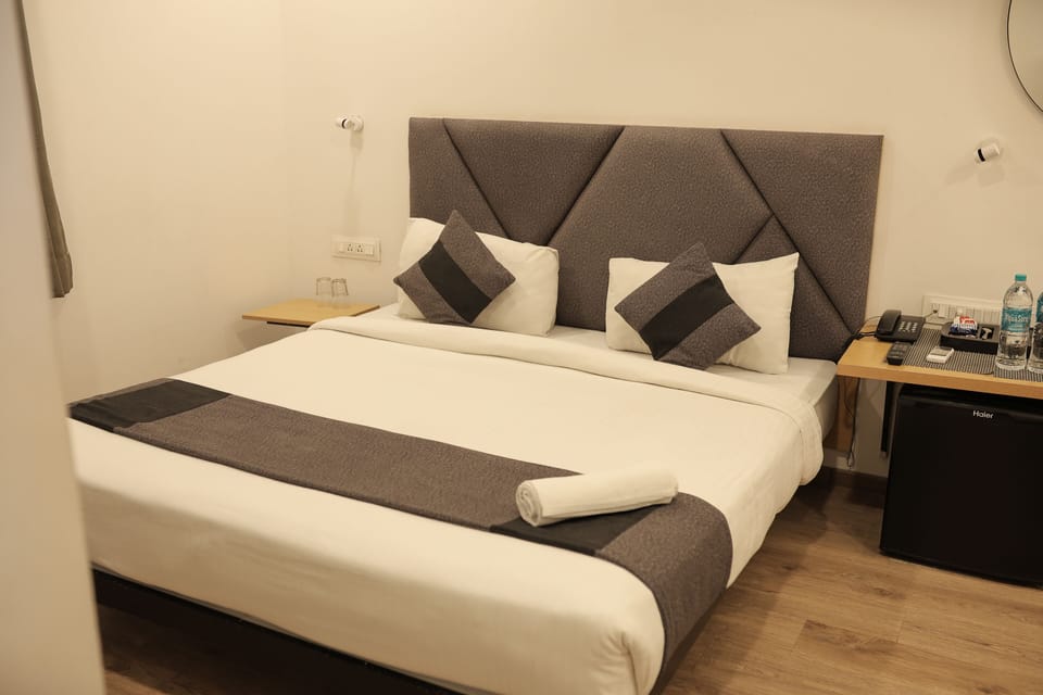 Business Studio | Desk, bed sheets
