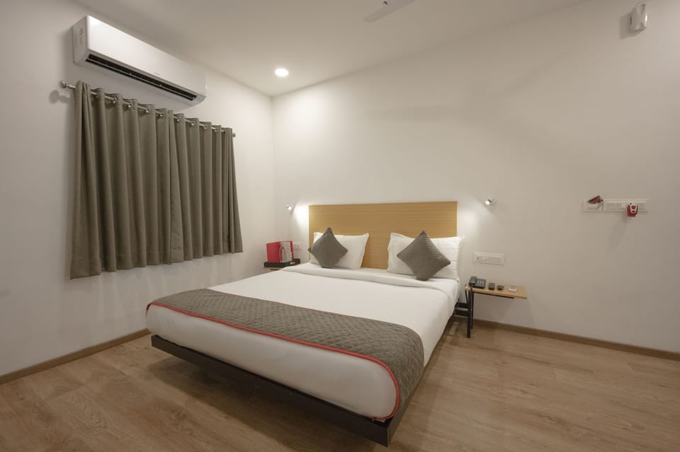 Business Room | Desk, bed sheets