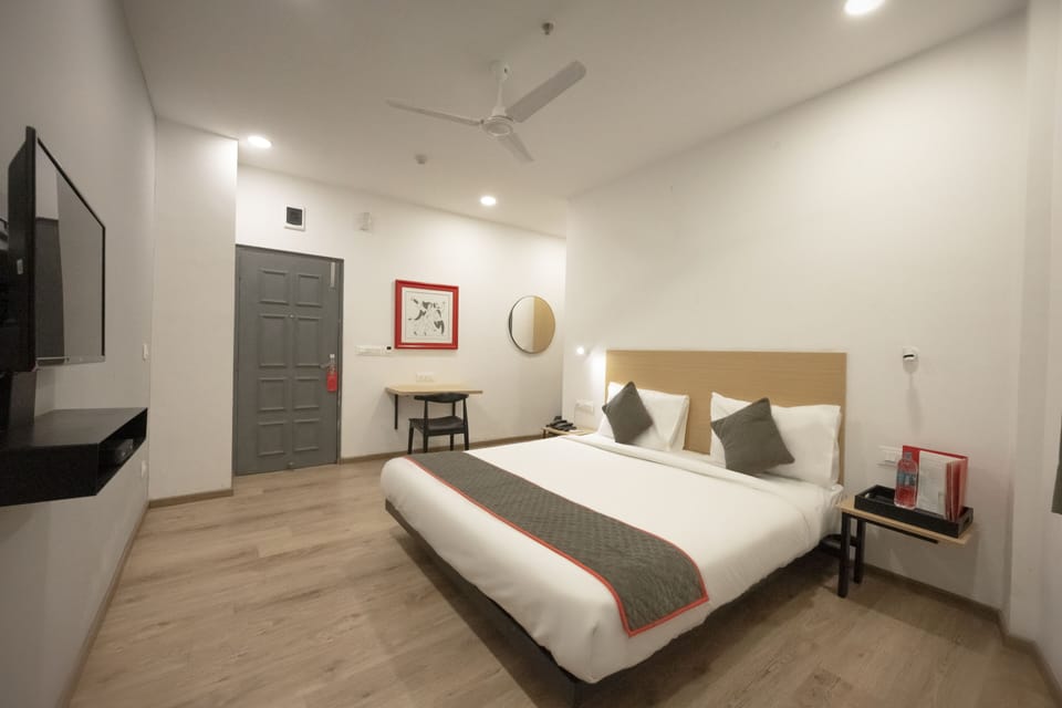 Business Room | Desk, bed sheets