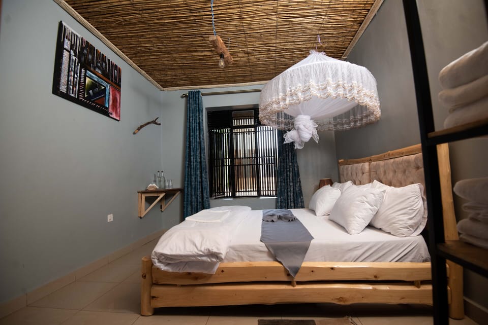 Comfort Room | In-room safe, iron/ironing board (on request), WiFi (free), bed sheets