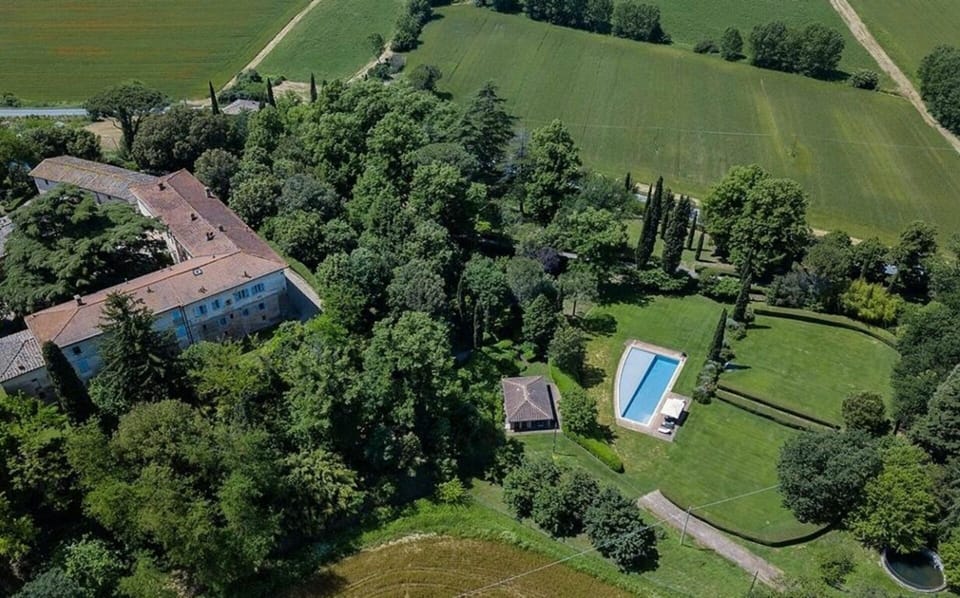 Amenities, Balcony / Terrace / Patio, Building Exterior, Garden, Hot Tub, Pool, Spring, Summer, Wellness