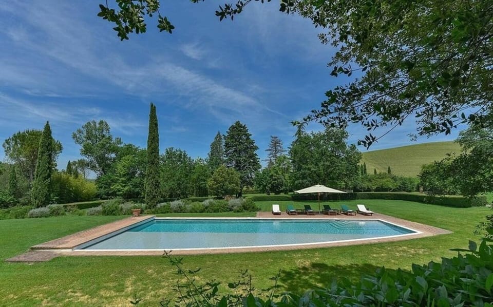 Amenities, Balcony / Terrace / Patio, Building Exterior, Garden, Hot Tub, Pool, Spring, Summer, Wellness