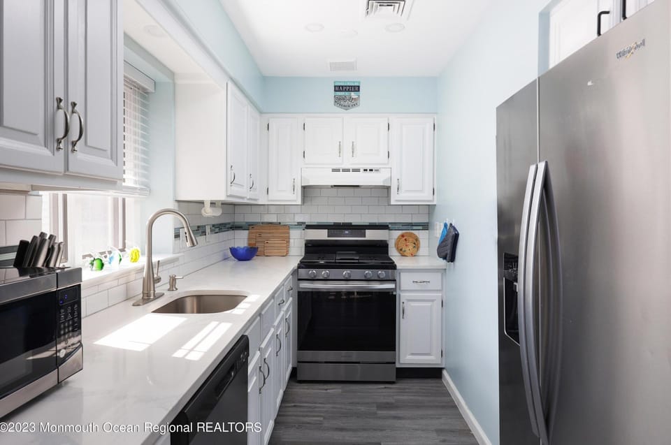Fully furnished kitchen. 