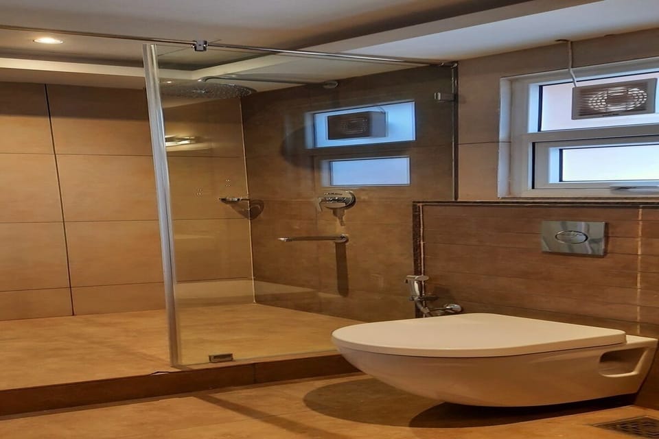Deluxe Suite | Bathroom | Shower, rainfall showerhead, designer toiletries, hair dryer