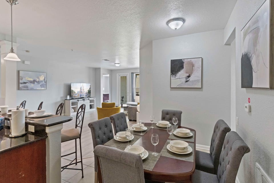 Amazing Dinning area of the condo in Orlando - Boasting stunning 6 persons dinning table with cozy chairs - Majestically decored with aesthetic wall paintings - gather around and enjoy meals with your loved ones