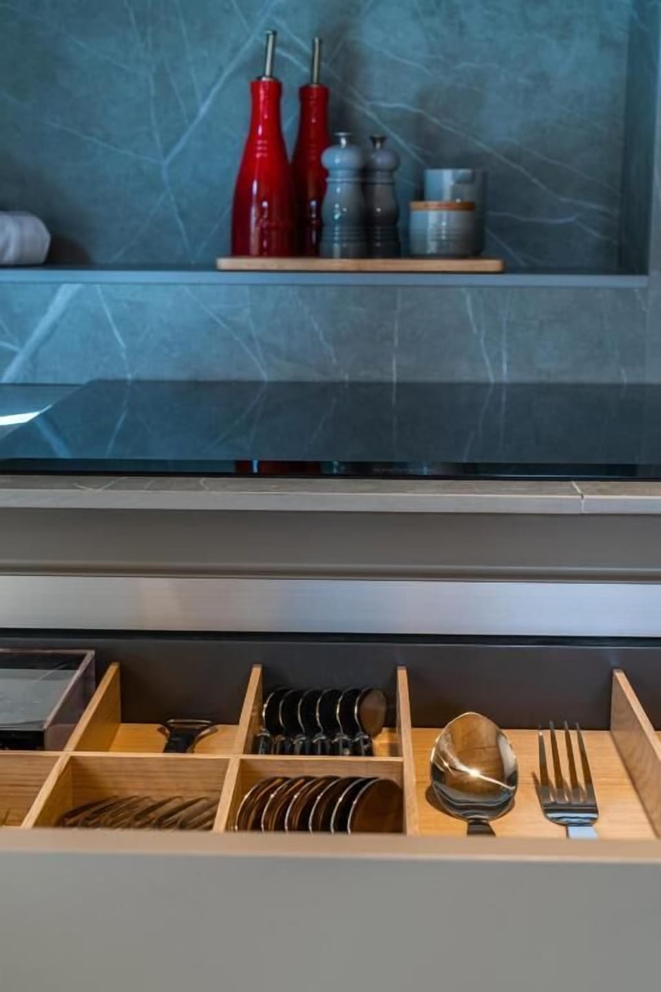 Elite Apartment | Private kitchen | Fridge, microwave, oven, stovetop