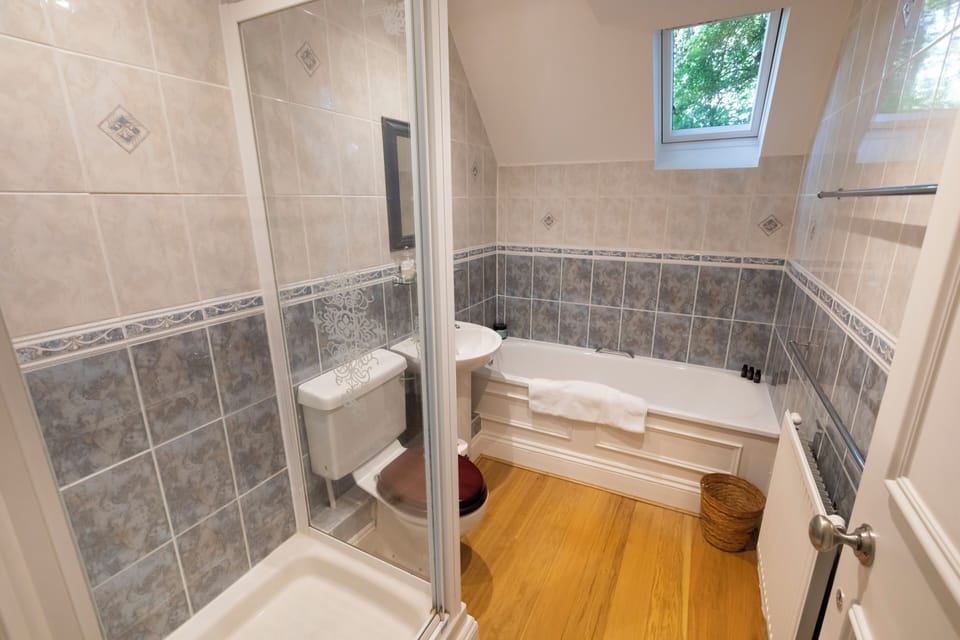 Bathroom. Powerful shower and bathtub 🛀