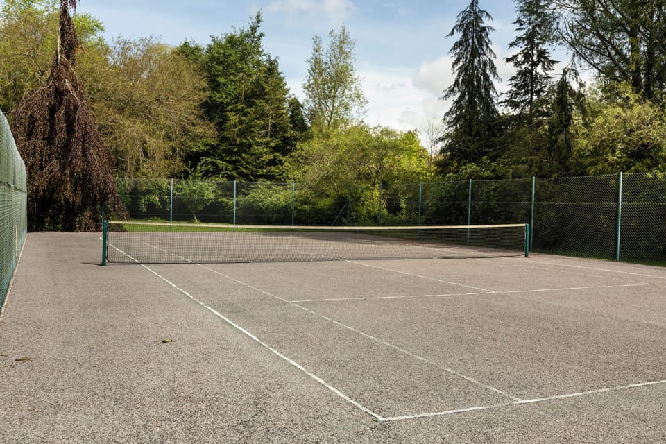 Tennis court for guests to use during your stay . We have rackets and balls